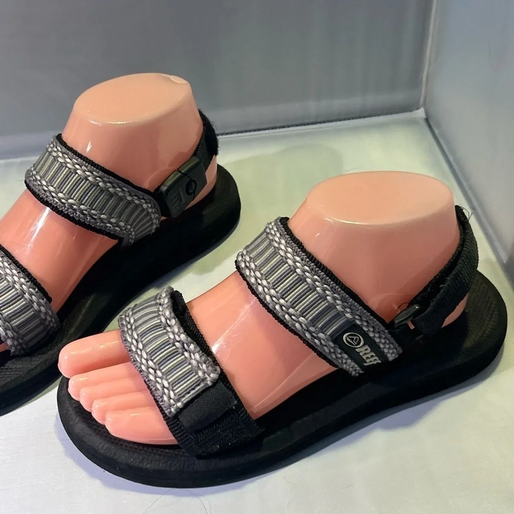 Reef Convertible Gray and Black Sandals Youth size 4